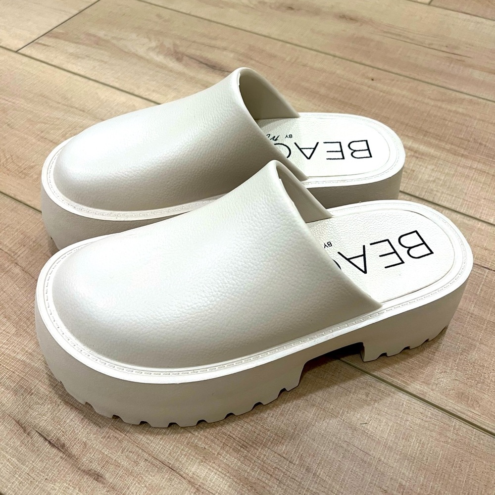Beach by Matisse Clogs size 9